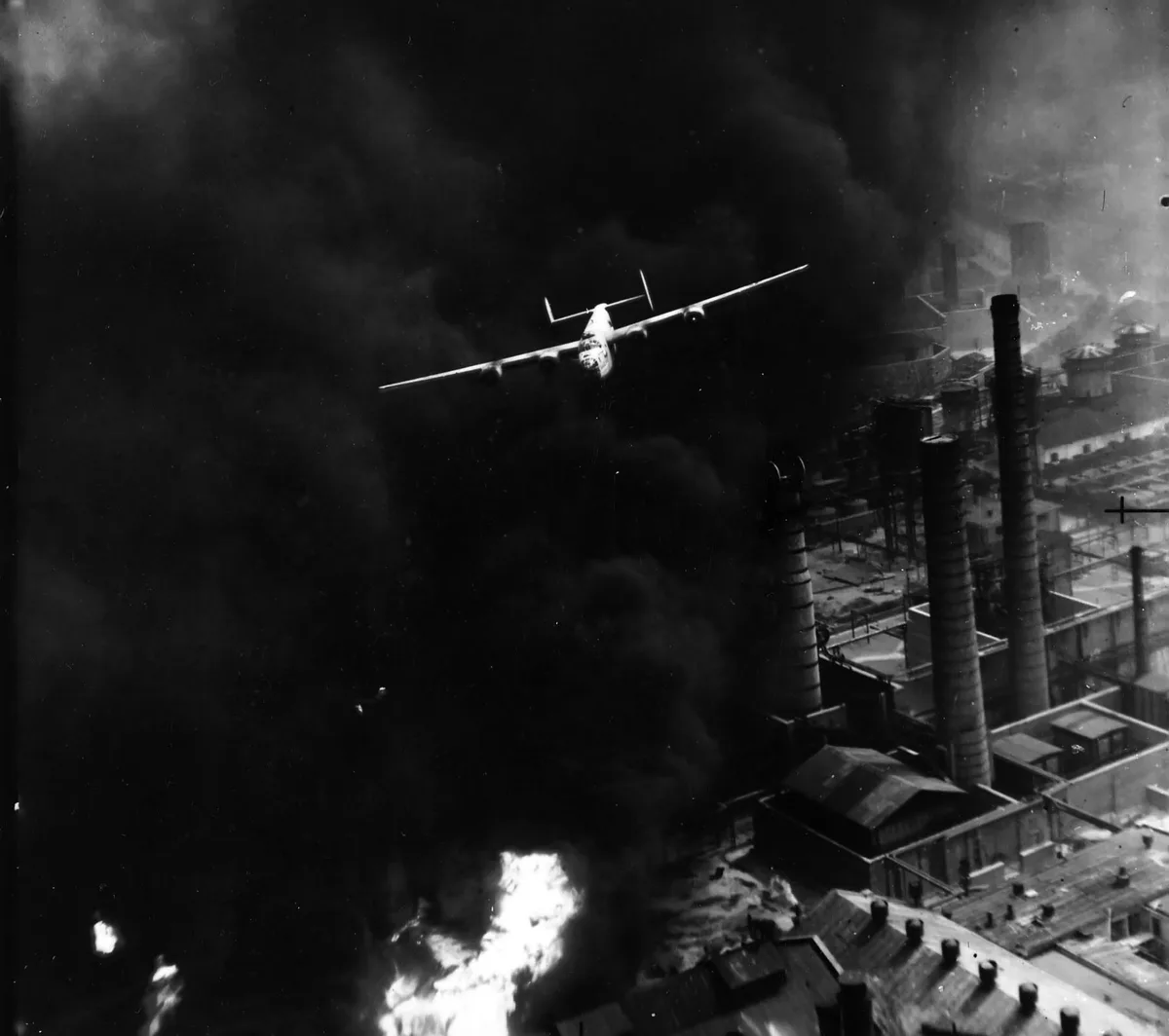 Bombardierul B-24D The Sandman ieșind la joasă altitudine din fumul rafinăriei Astra Română la 1 august 1943