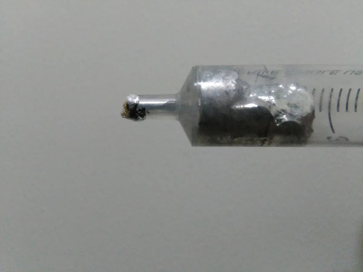 Galiu care se topește: un metal argintiu, pe jumătate lichid.