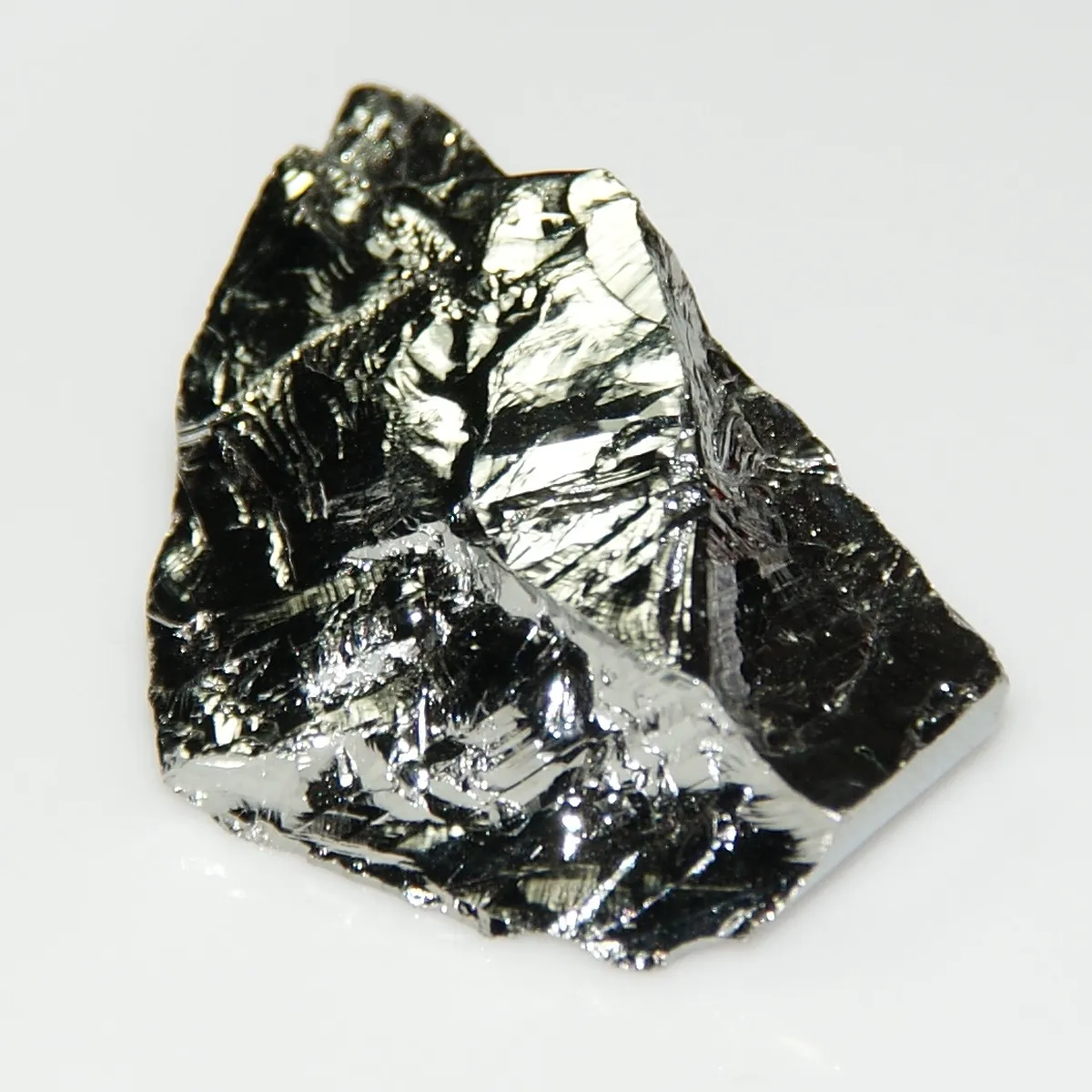 O bucată de germaniu: un metal gri, lucios, cu fețe de cristal.