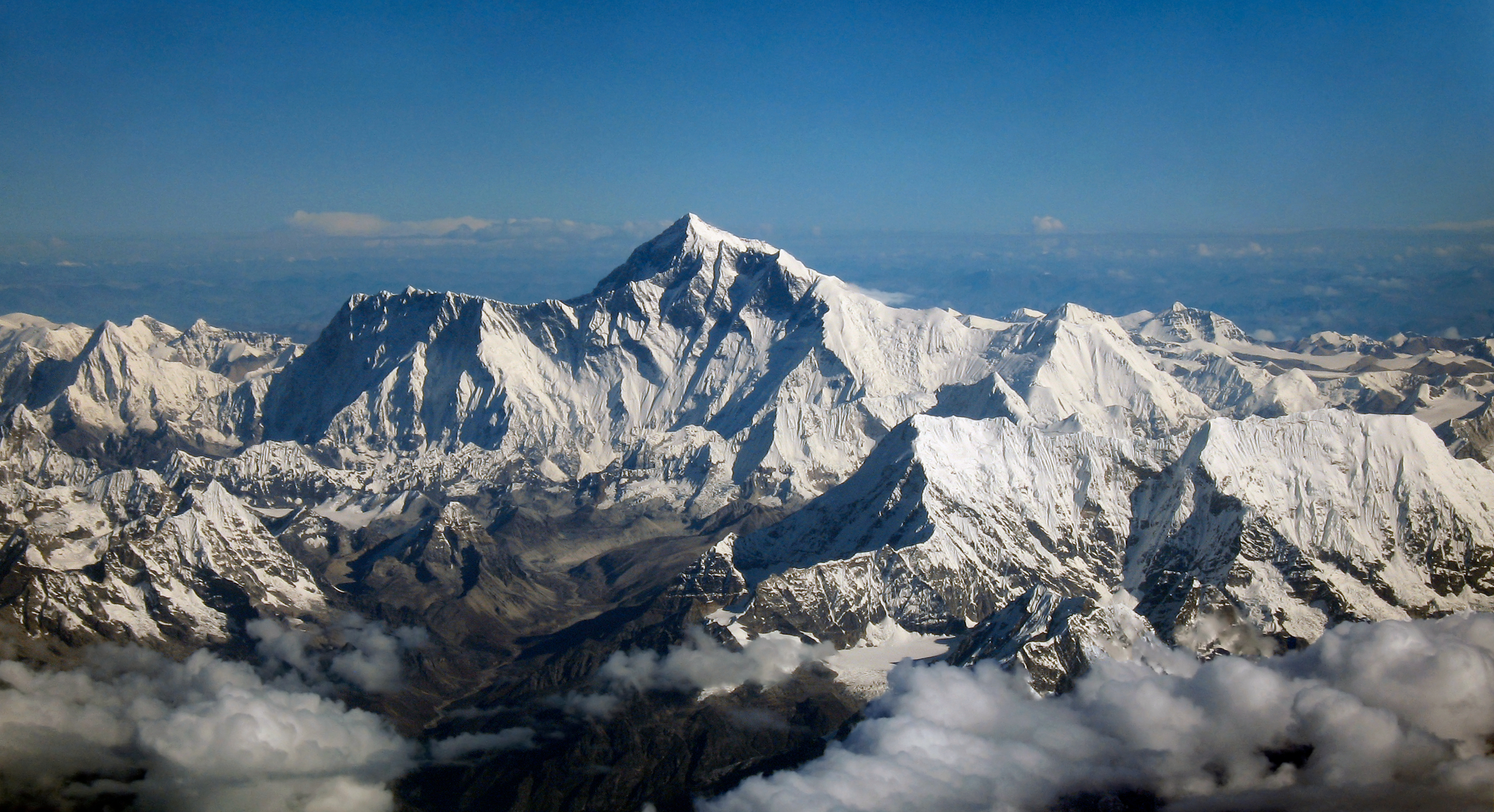 Everestul văzut dintr-un avion Drukair, deasupra crestei Nuptse–Lhotse