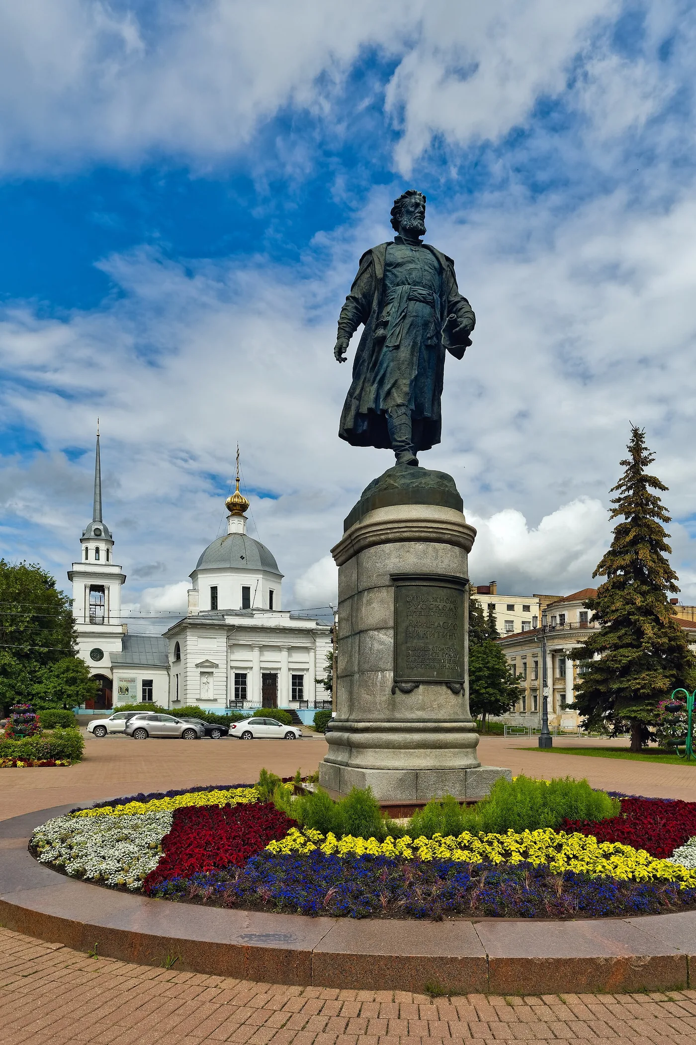 Monumentul lui Afanasi Nikitin din Tver, pe malul Volgăi.