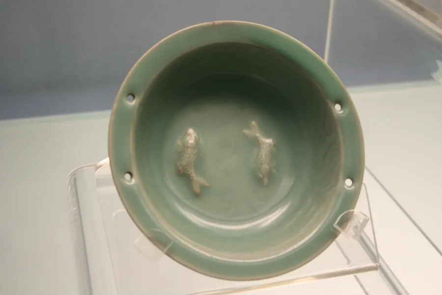 Bol celadon Longquan, dinastia Yuan: din familia celor peste 1.350 de celadonuri.