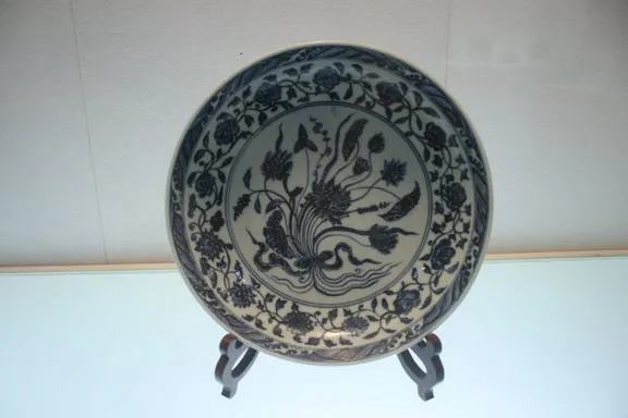 Farfurie Ming, epoca Xuande: alb-albastrul clasic de curte.