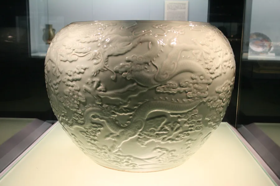 Porțelan de Jingdezhen, dinastia Qing (epoca Yongzheng): aceleași cuptoare, o dinastie mai târziu.