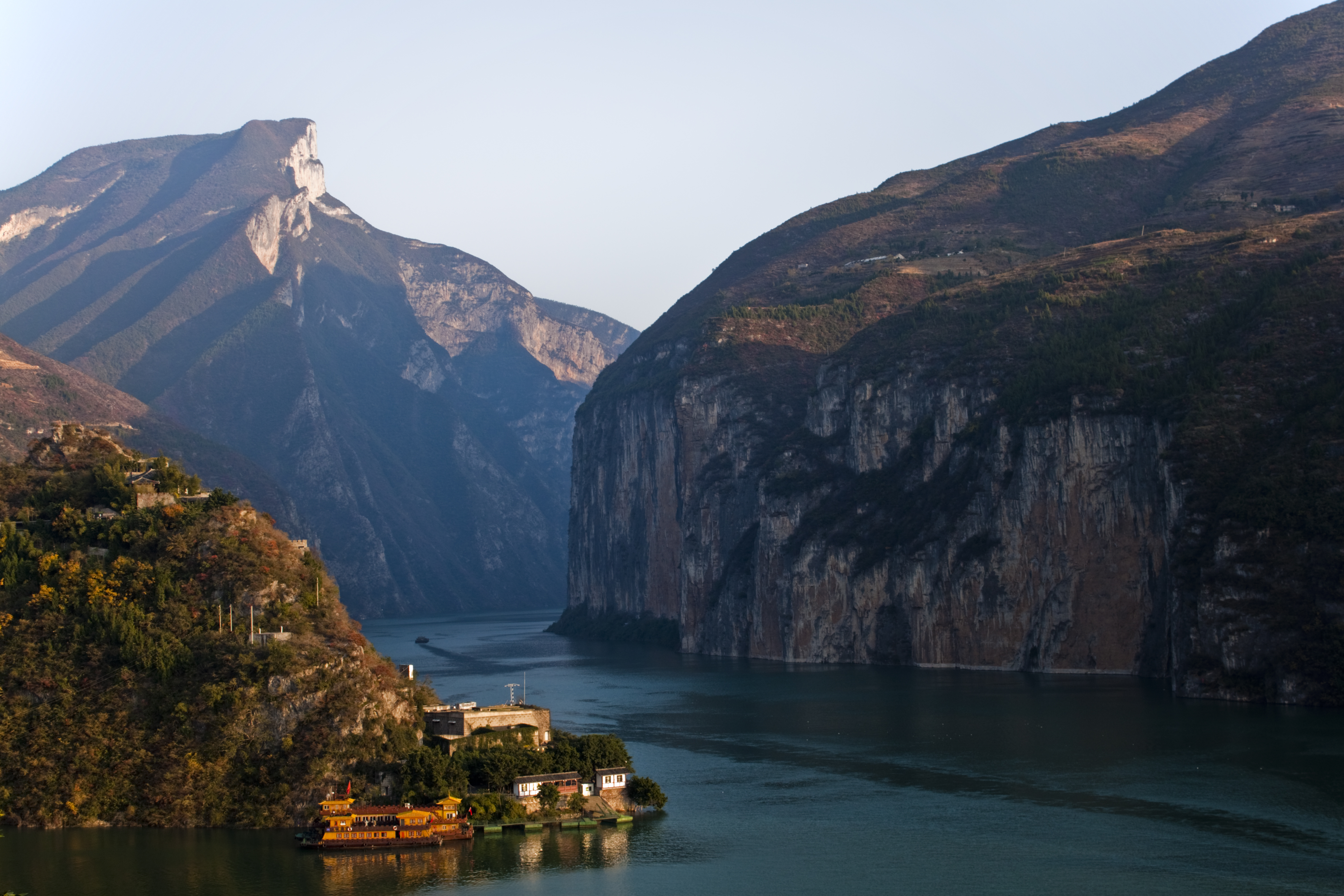 Pereții Defileului Qutang deasupra fluviului Yangtze, decembrie 2009