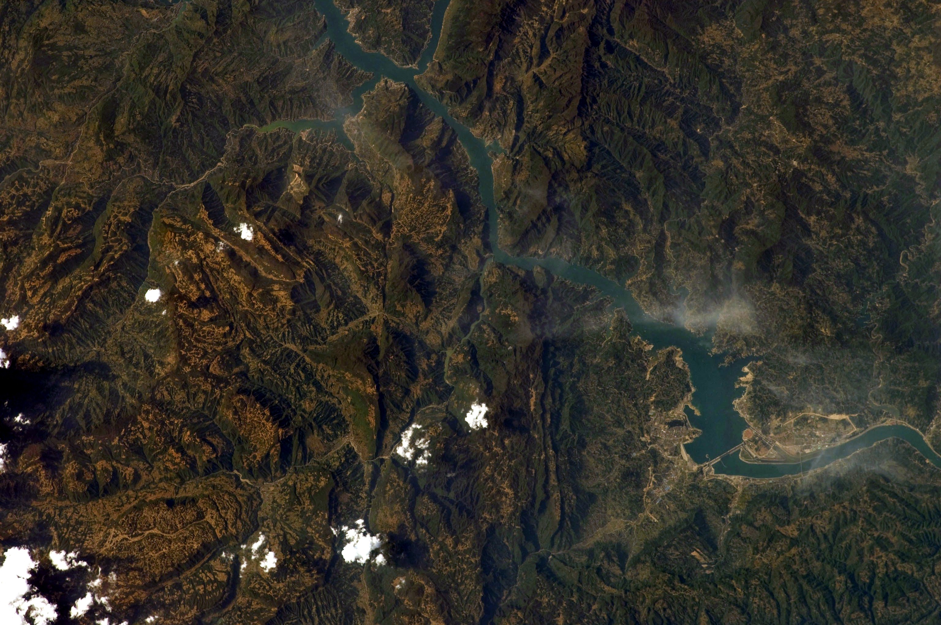 Lacul de la Trei Defilee din orbită, aprilie 2009