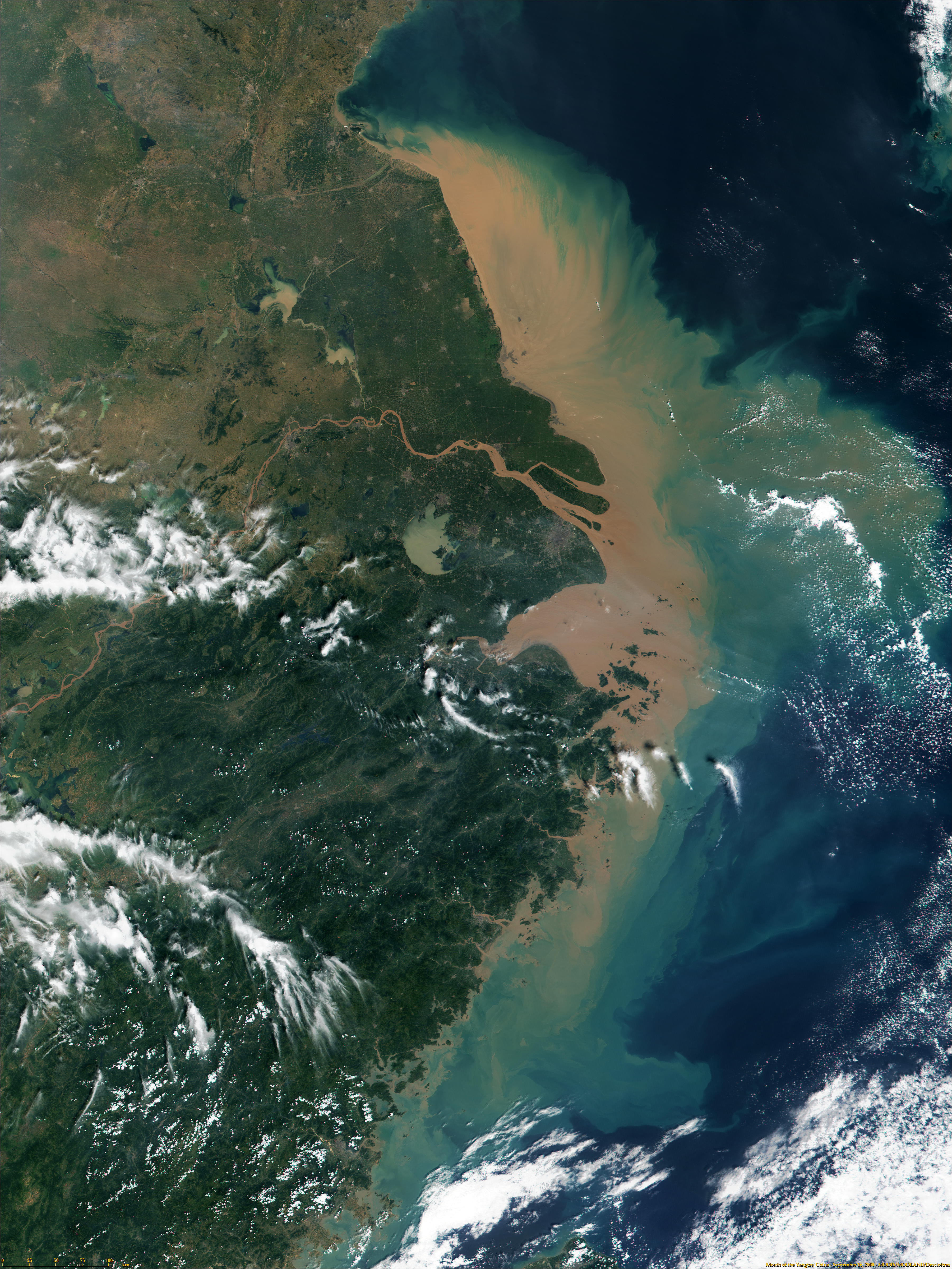 Gura fluviului Yangtze cu pana de sedimente, MODIS, octombrie 2000