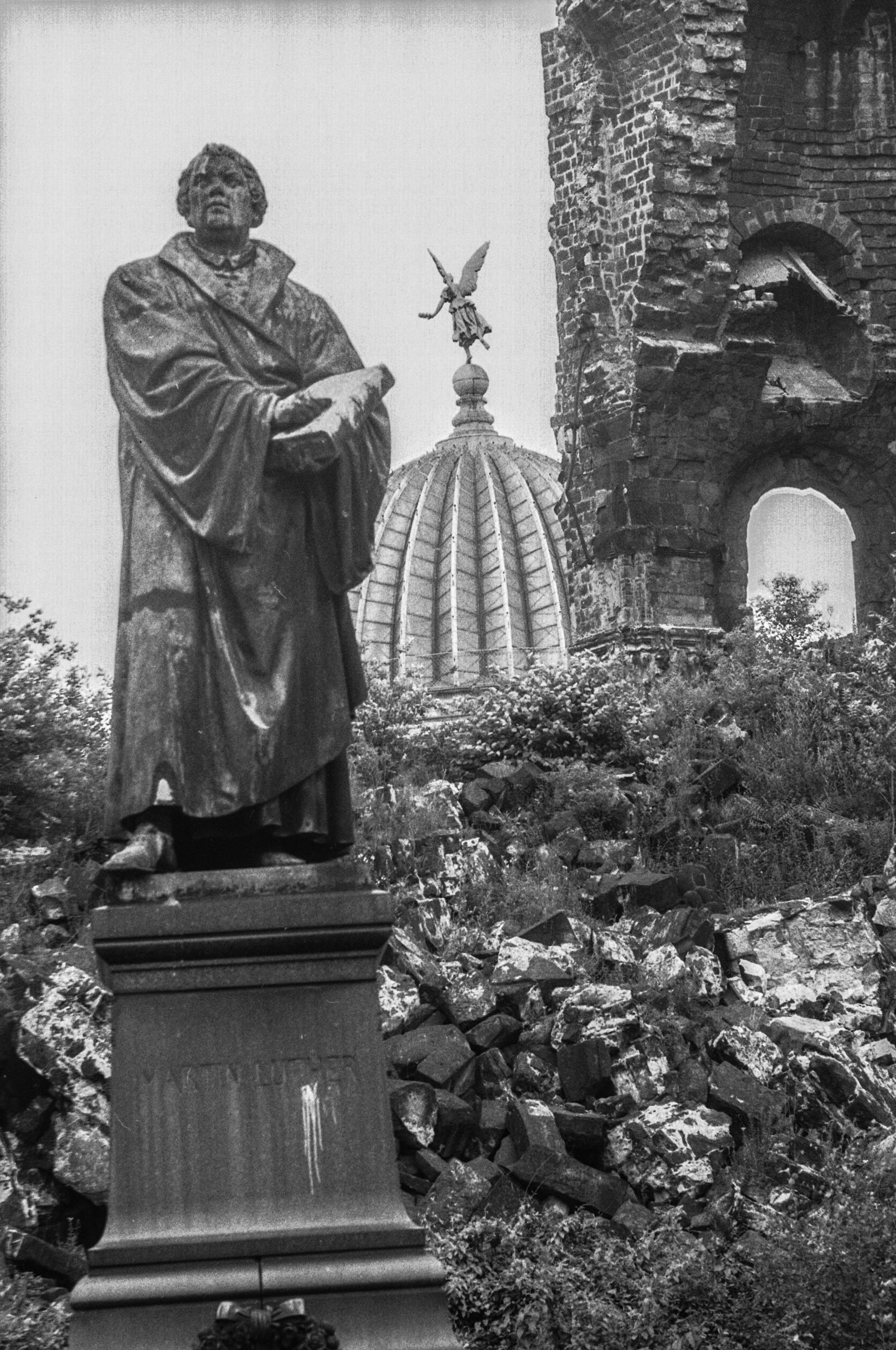 Ruina Frauenkirche din Dresda, într-o fotografie realizată de Gerd Danigel în 1980.