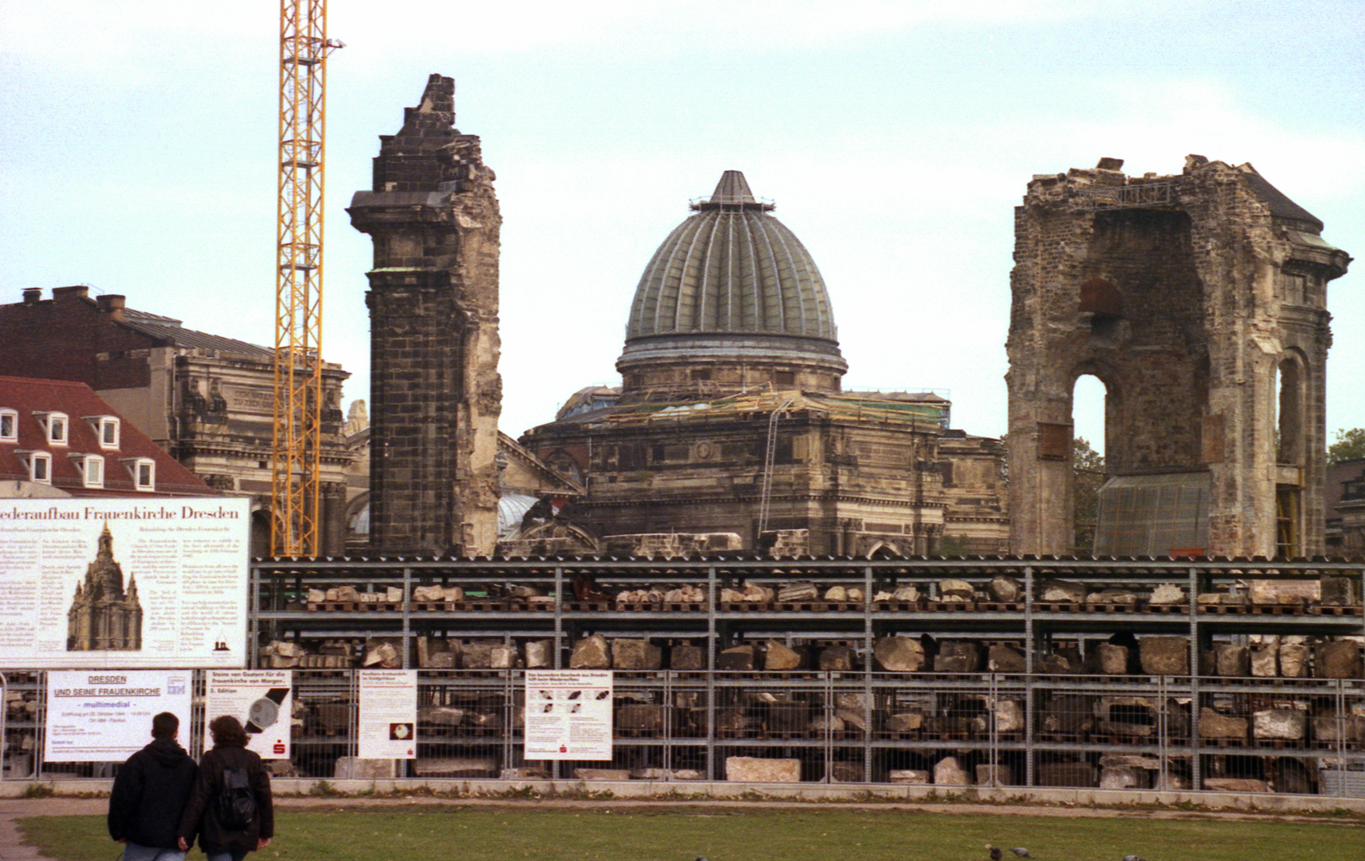 Frauenkirche din Dresda, aflată în construcție, într-o fotografie de Hajotthu din 1994.
