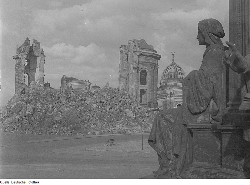 Ruinele Frauenkirche din Dresda, fotografiate de Richard Peter sen. după 17 septembrie 1945.
