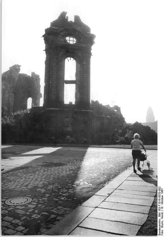 Frauenkirche în ruină, într-o fotografie realizată de Horst Sturm la 18 octombrie 1967.