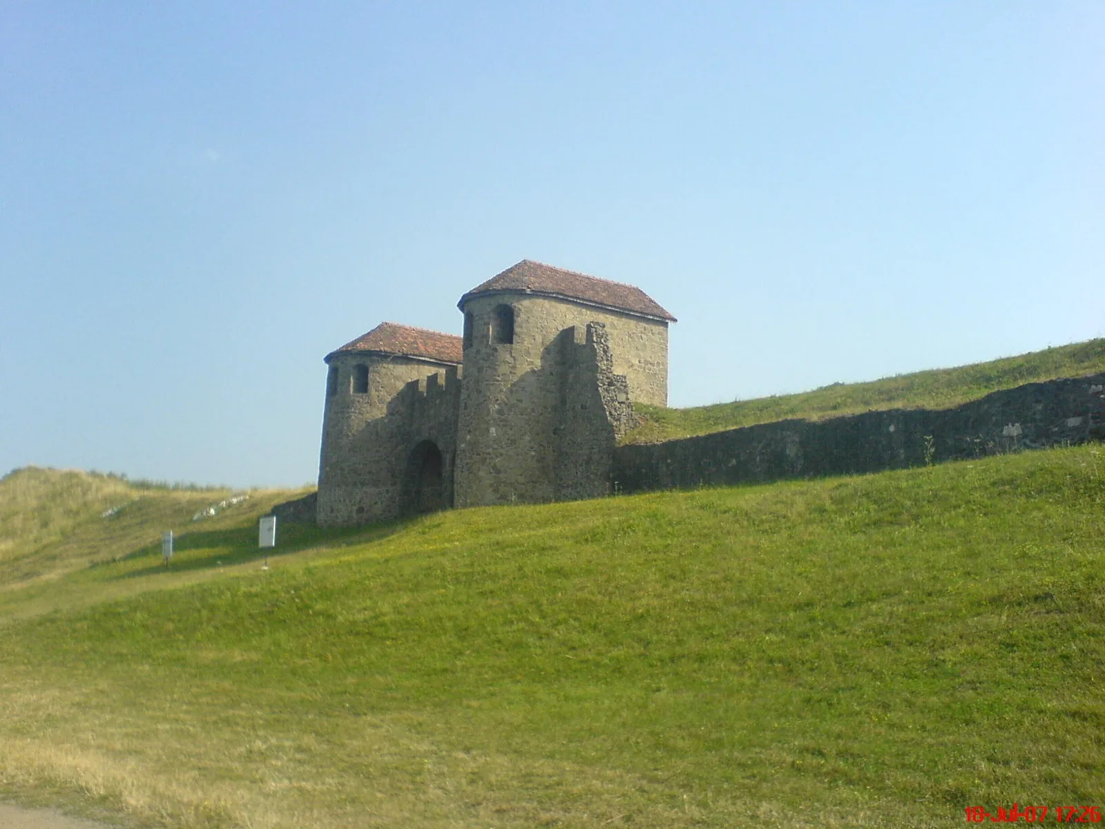 Poarta praetoria a castrului de la Porolissum, văzută de la distanță