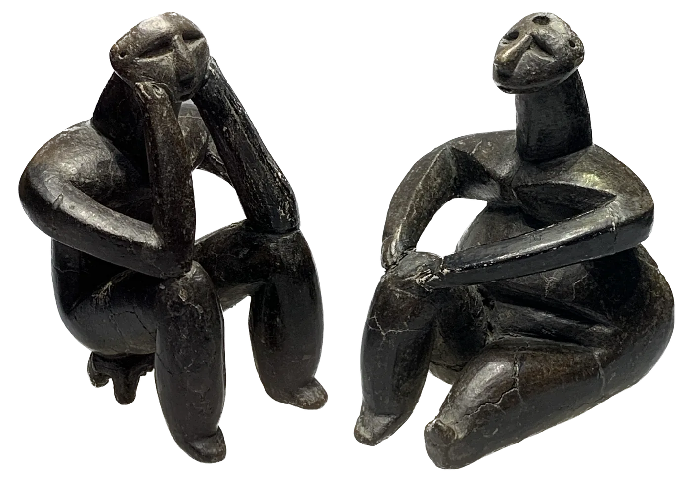 Gânditorul de la Hamangia și femeia așezată, două statuete de lut ars de culoare închisă