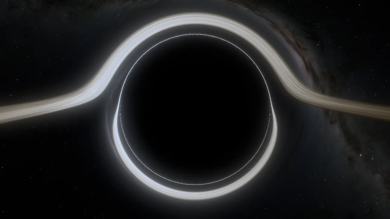 De la 1,5 raze: un disc negru mare, mărginit de o linie subțire și strălucitoare, cu un arc luminos de gaz în jur.
