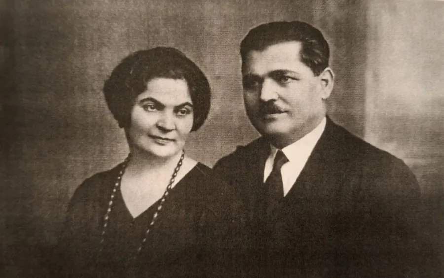 Portret de studio al unei femei și al unui bărbat, în haine de oraș.