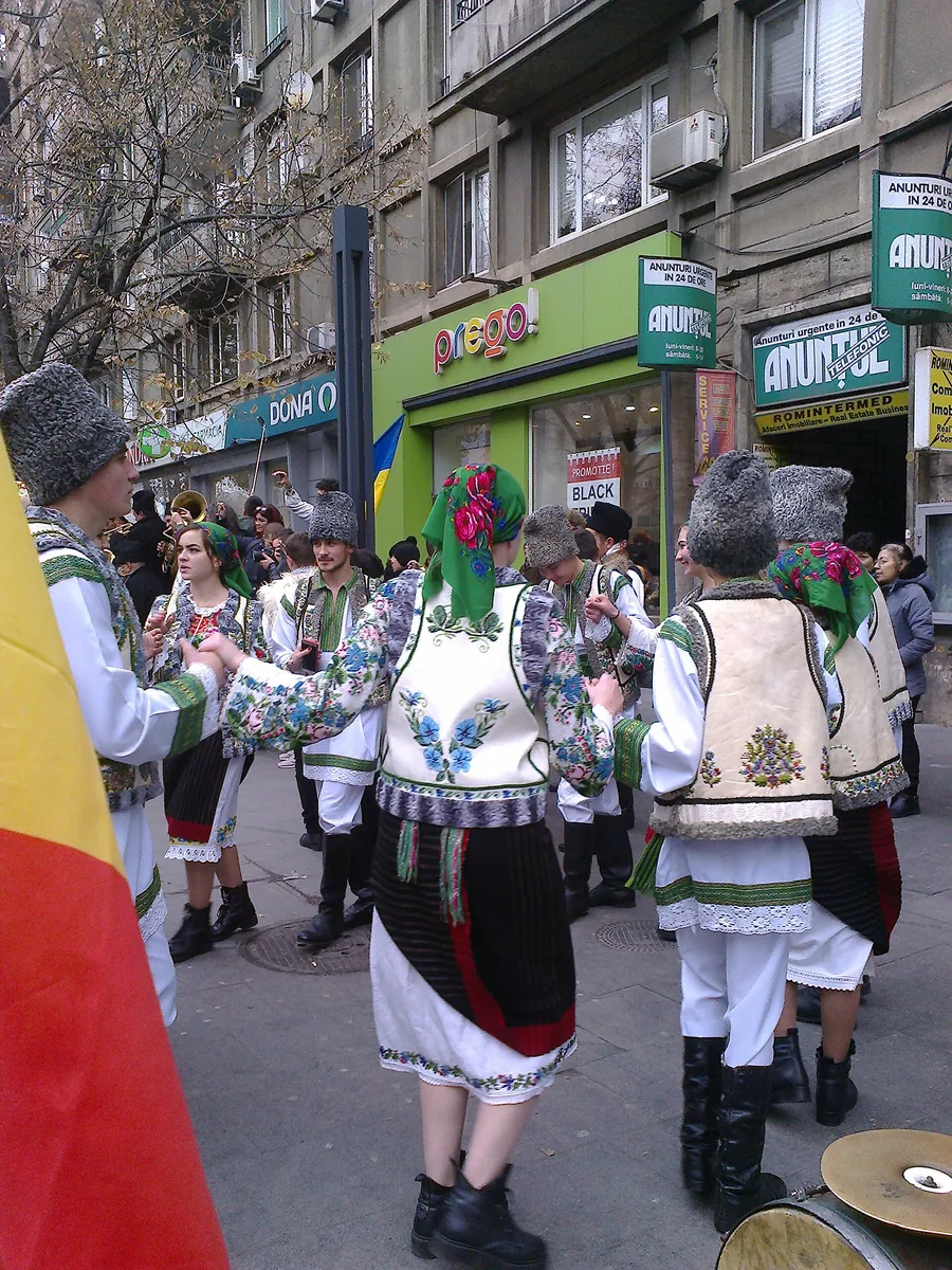 A Bukovinian hora, today: shoulder to shoulder.