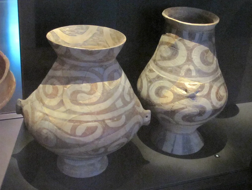 Painted Cucuteni–Tripolye vessels (Neues Museum, Berlin). The “Hora” type carries figures in a round dance; the link to today's hora is interpretation, not proof.