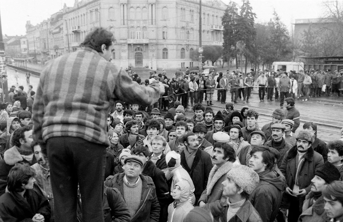 Timișoara, 16 December 1989: the street crowd, in the days when Hora Unirii was sung.