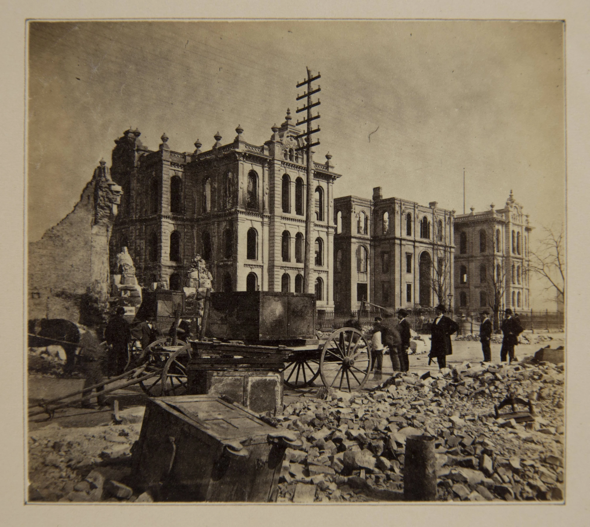 Historic image of Chicago's courthouse associated with the 1871 fire.