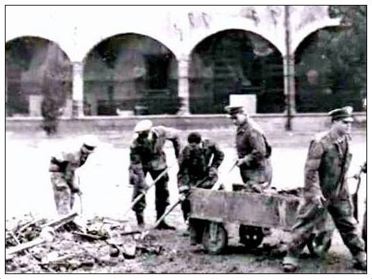 Voluntari îndepărtează mâlul și resturile în Florența, în noiembrie 1966.