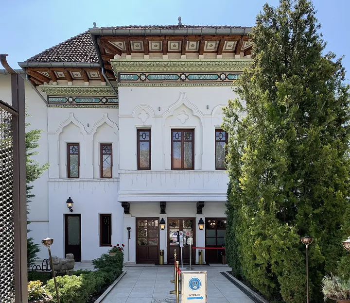 Bufetul de la Șosea: foișorul cu stâlpi de lemn și arcade trilobate la etaj, deasupra intrării cu trepte