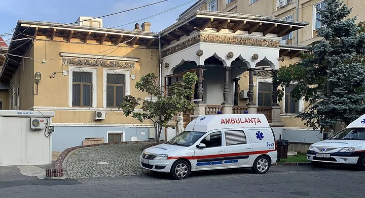 Casa Lahovari văzută din curte: parter alb și foișor cu arcade la etaj, sub un acoperiș larg de țiglă