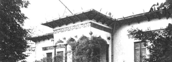Fotografie veche a Casei Lahovari, văzută de aproape: foișorul cu stâlpi sub streașina lată, deasupra gardului viu