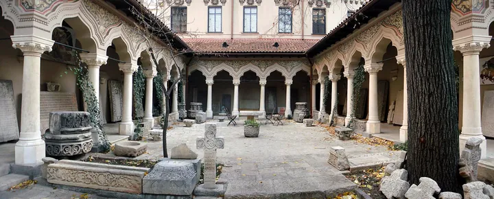 Curtea cu lapidariu a Stavropoleosului: arcade pe colonete de piatră în jurul bisericii vechi