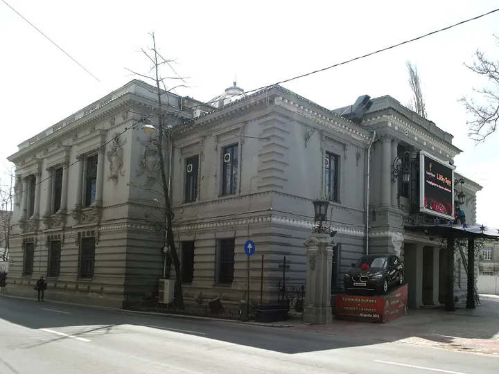 Casa Vernescu de pe Calea Victoriei: fațadă eclectică franțuzească, cu pilaștri și frontoane