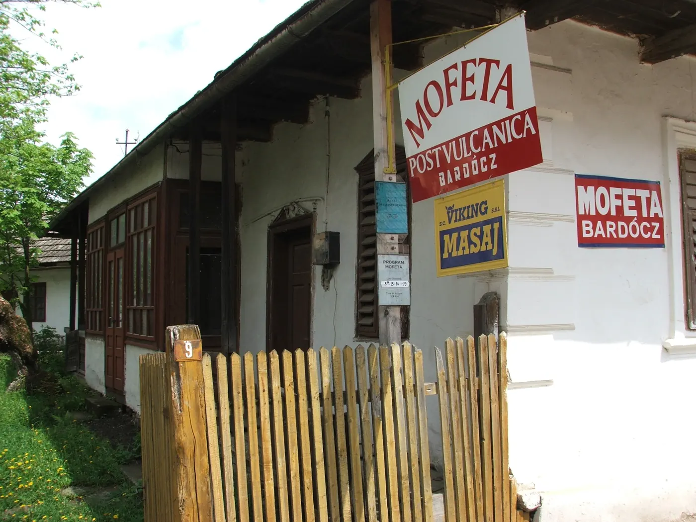 Clădirea mofetei Bardócz din Covasna, cu firma Mofeta deasupra intrării