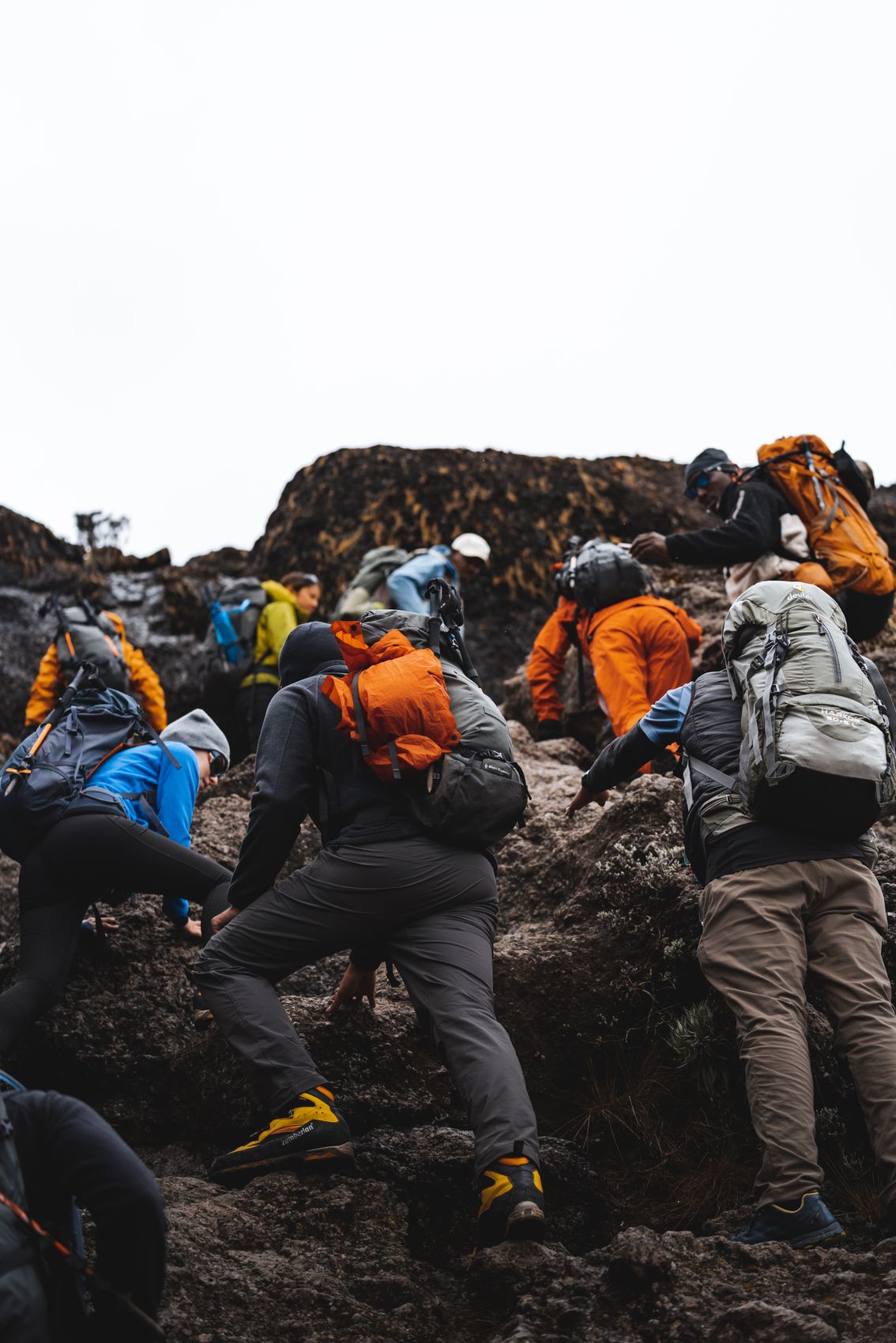 Alpiniști cățărându-se pe Peretele Barranco, pe Kilimanjaro