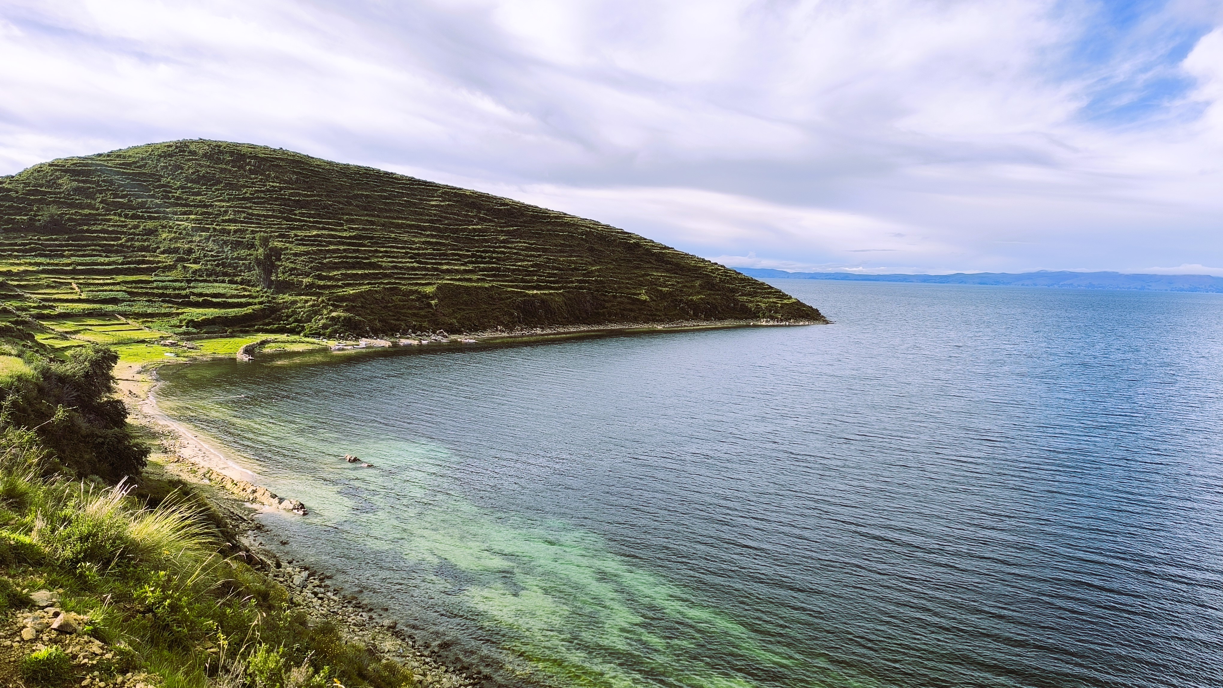 Isla del Sol ridicându-se din Lacul Titicaca, martie 2025