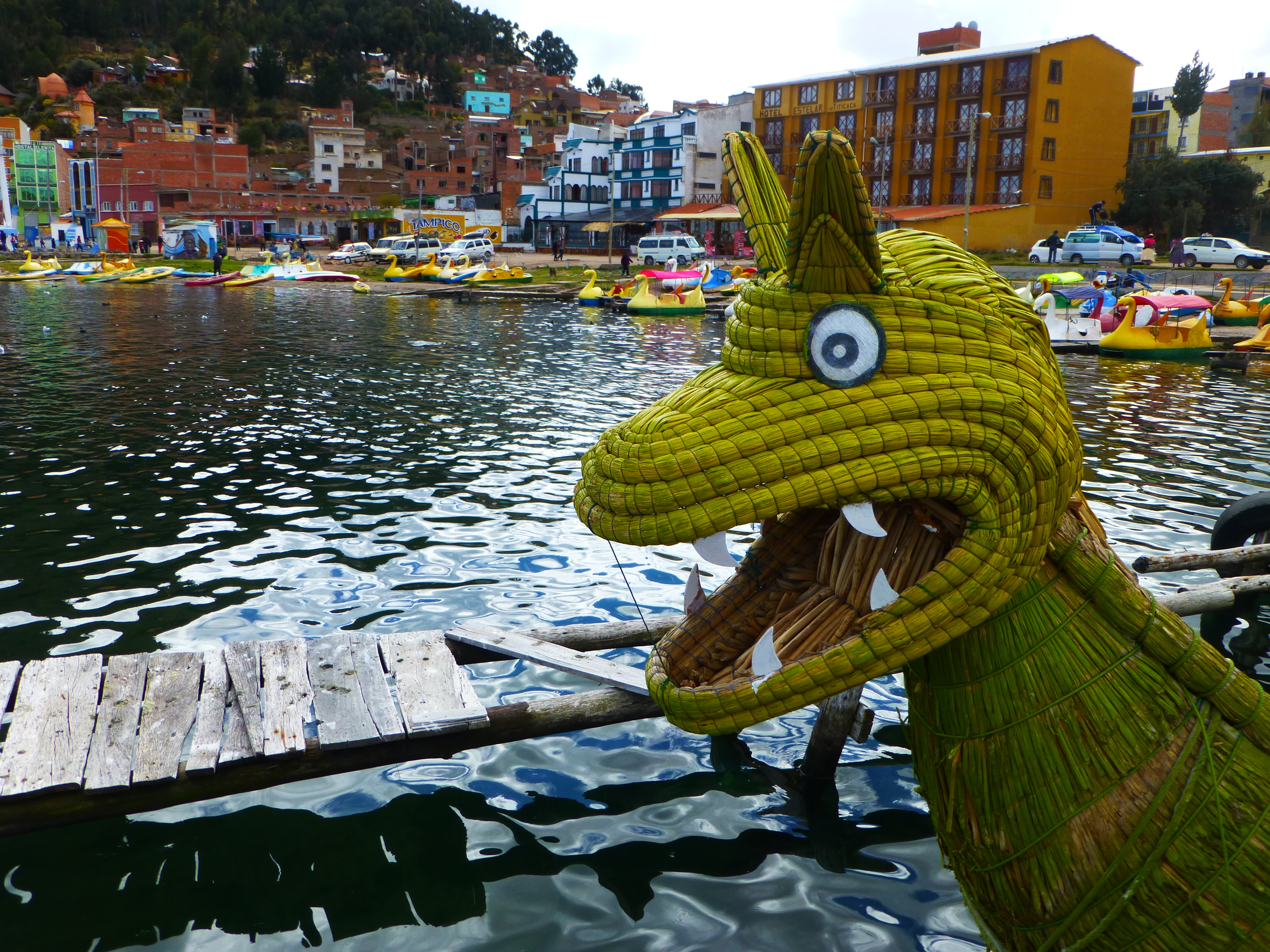 O barcă de stuf totora pe Lacul Titicaca, mai 2013