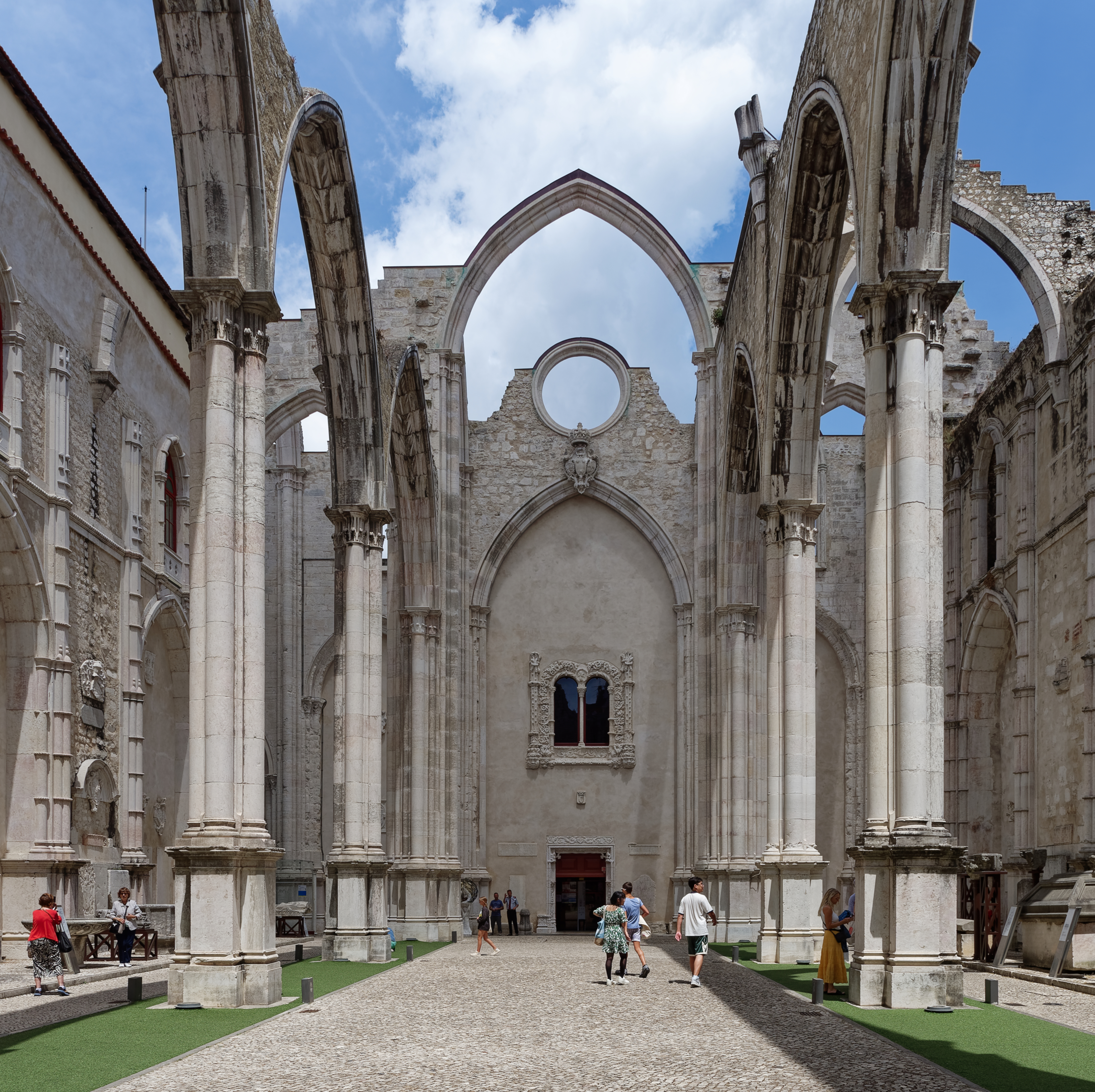 Nava gotică a Carmo, fotografiată în 2025 fără acoperiș, cu arce de piatră deschise către cer.