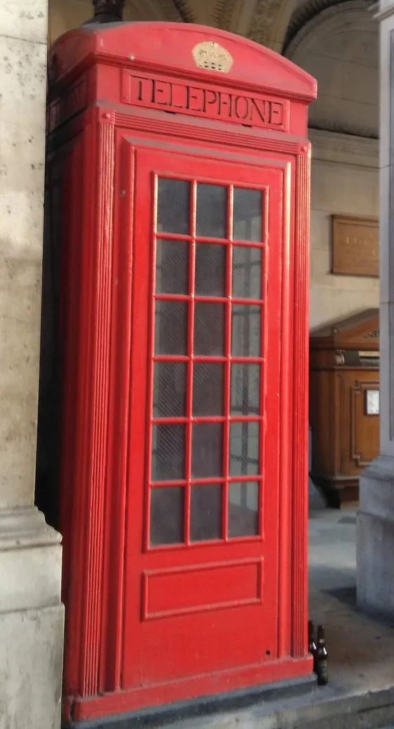 Prototipul K2 din lemn al lui Scott, în portalul de la Burlington House: o cabină roșie, cu o coroană pe panoul acoperișului și cuvântul TELEPHONE pe față.