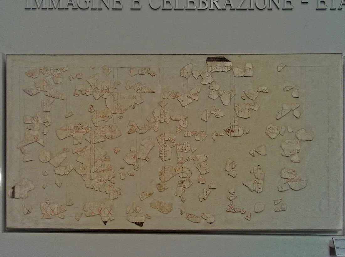 Fasti Antiates, fragment de calendar roman din piatră: lunile, săpate înainte de reformă.