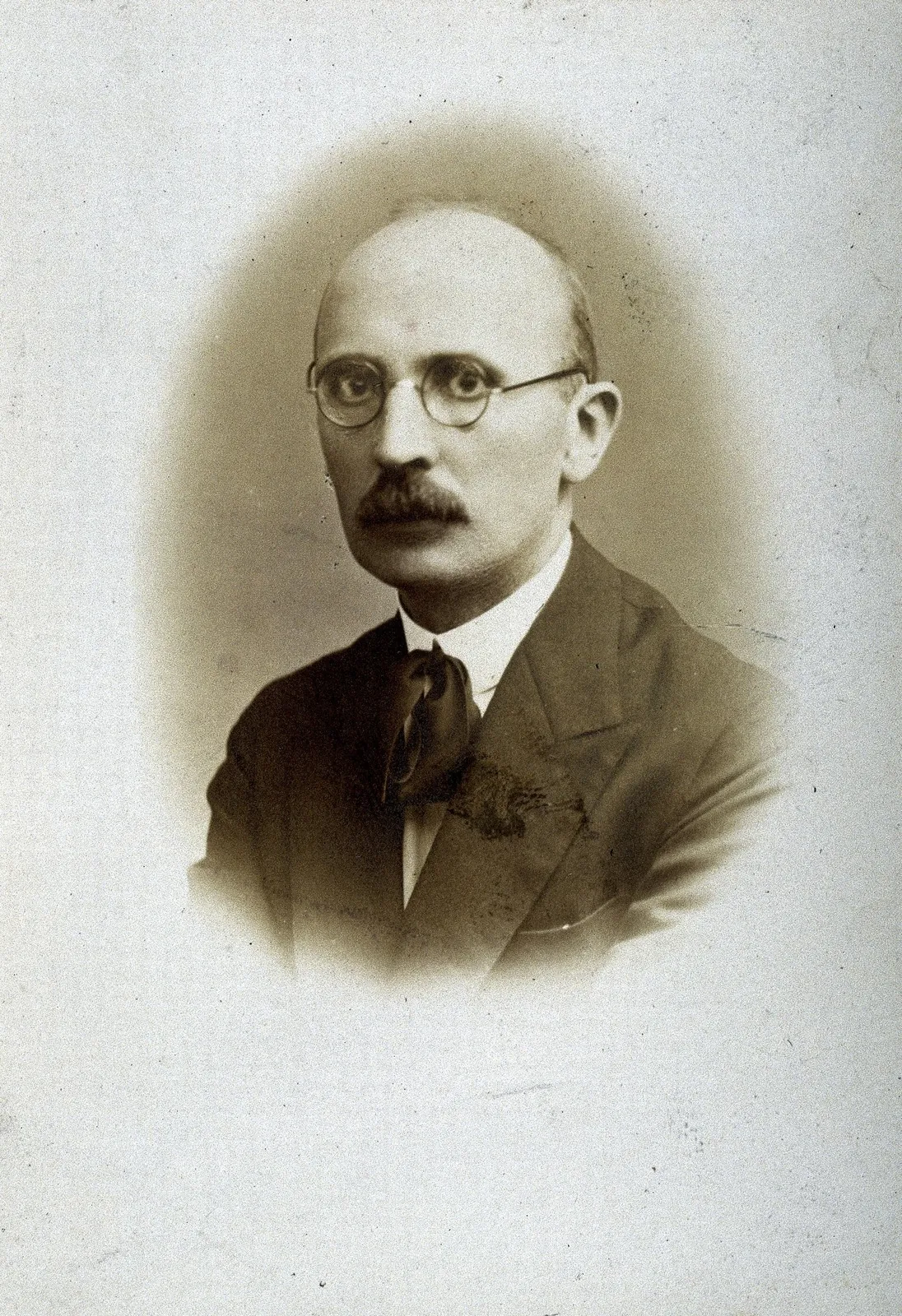 Portret fotografic al lui Mihai Ciucă.