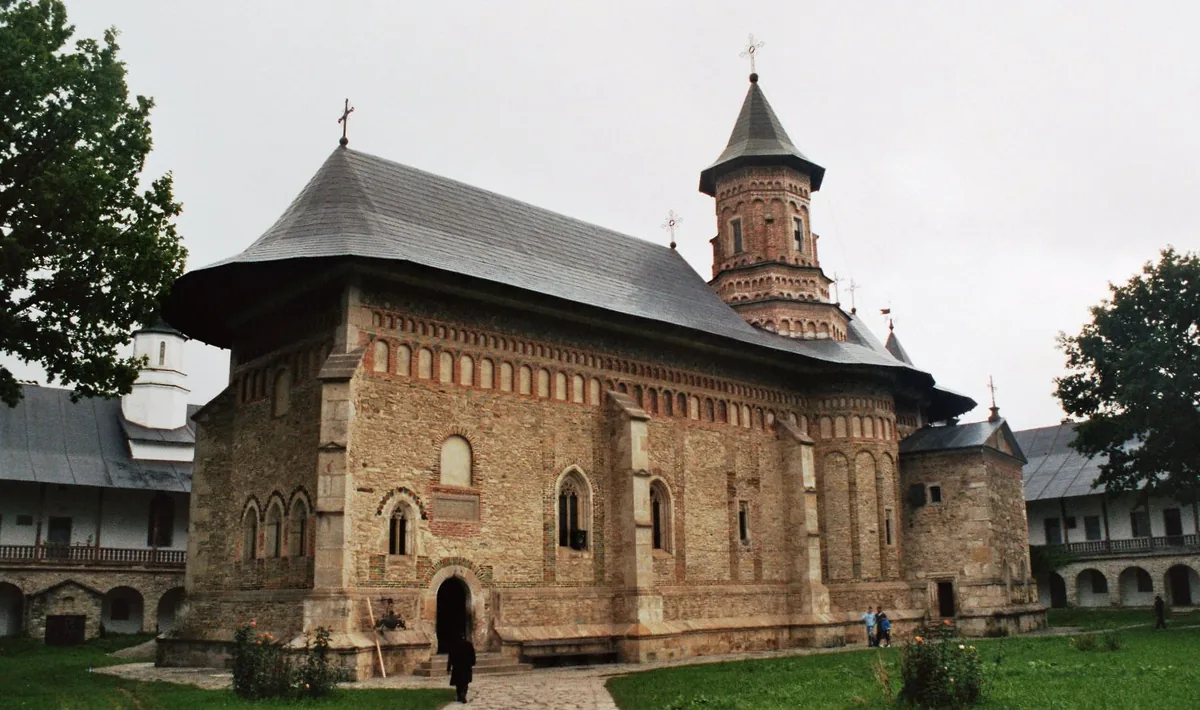 Ansamblul mănăstirii Neamț. Fotografie: Dickelbers, CC BY-SA 3.0, via Wikimedia Commons.