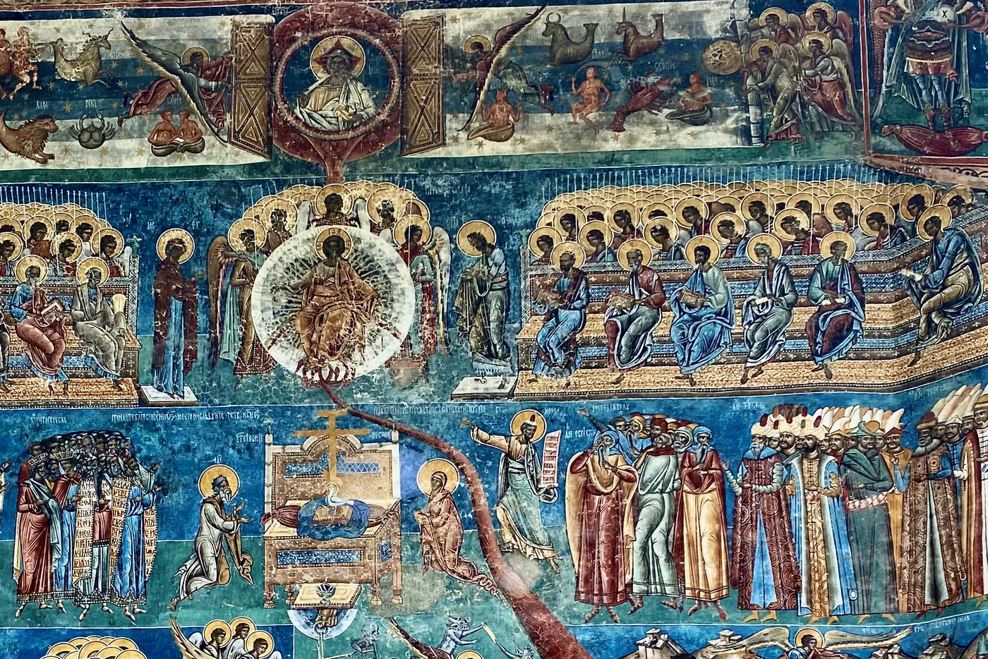 Hristos în mandorlă, cu soborul apostolilor, pe fondul albastru.