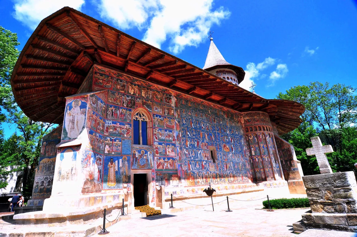 Biserica Sfântul Gheorghe din Voroneț, cu frescele exterioare pe albastru.