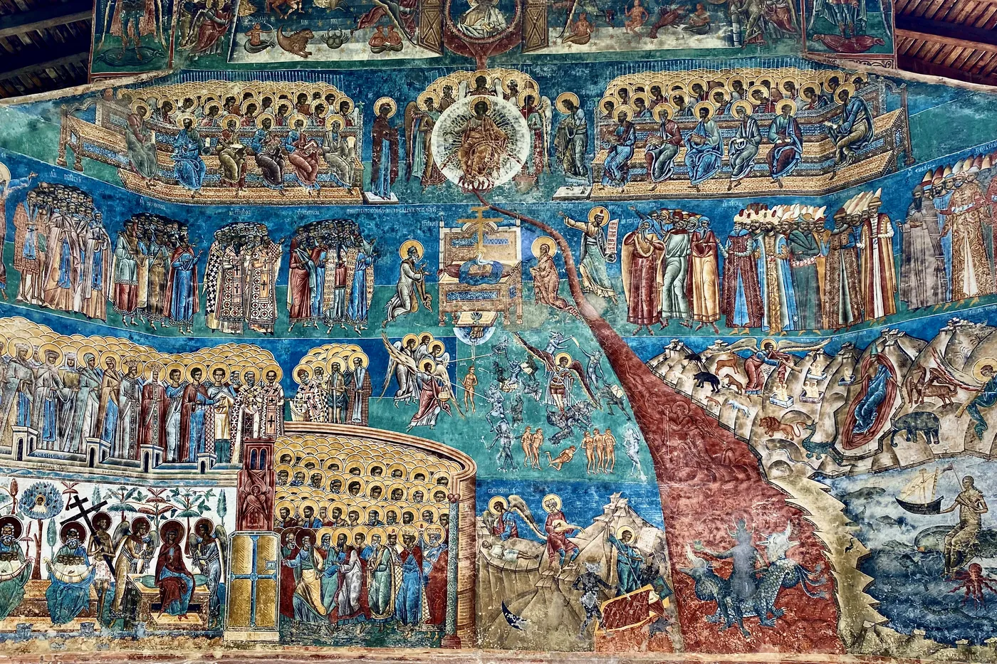 Judecata de Apoi pe peretele de apus, cu registrele și zodiile.