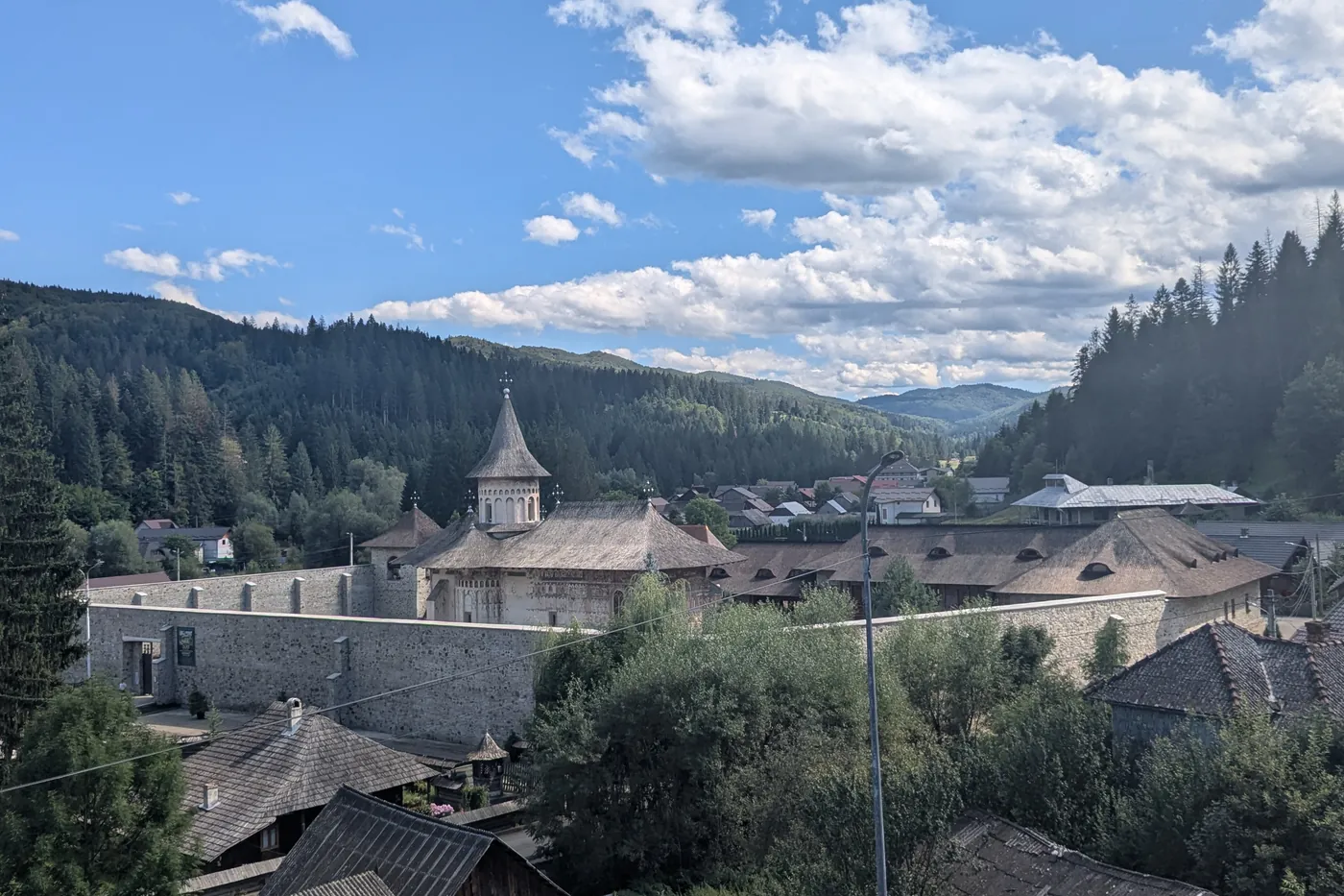 Incinta mănăstirii și valea împădurită a Voronețului.