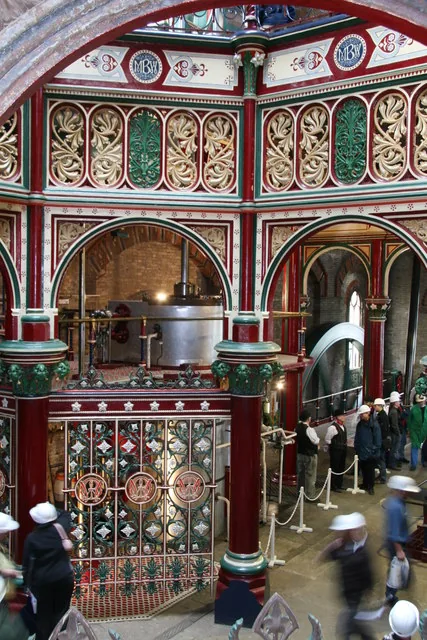 Octogonul de la Crossness: fier turnat ornamental și pictat, deasupra halei motoarelor