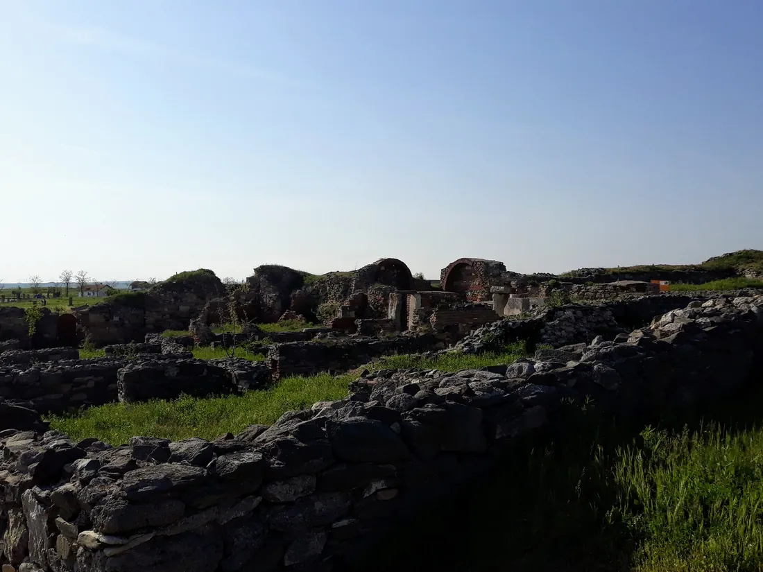 Ruine de piatră la Histria, sub cer senin