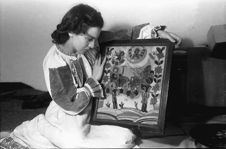 Maria Tănase pozând lângă icoanele din apartamentul ei bucureștean, martie 1942