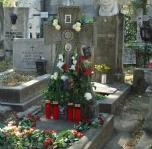 Mormântul Mariei Tănase de la Cimitirul Bellu, fotografiat la centenarul din 2013