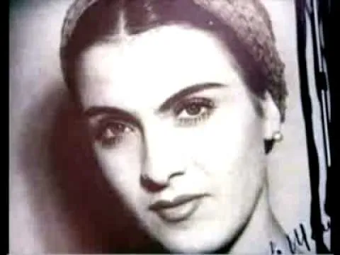 Portret de studio al Mariei Tănase din 1937, păr scurt ondulat, zâmbet reținut