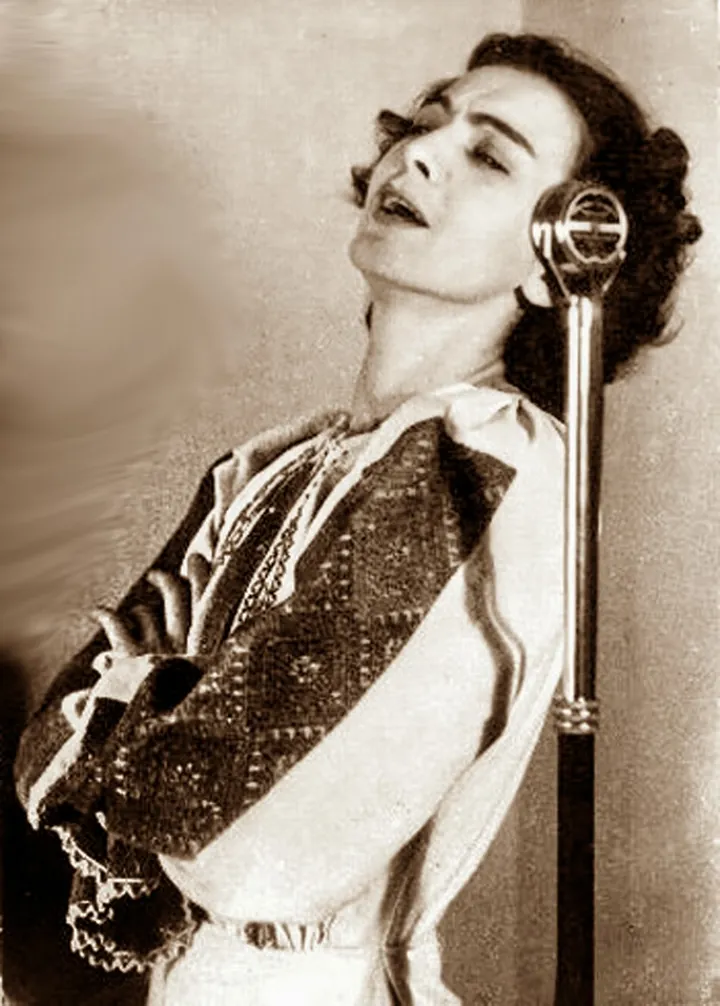 Maria Tănase fotografiată de Willy Pragher la București, în martie 1942, în costum popular