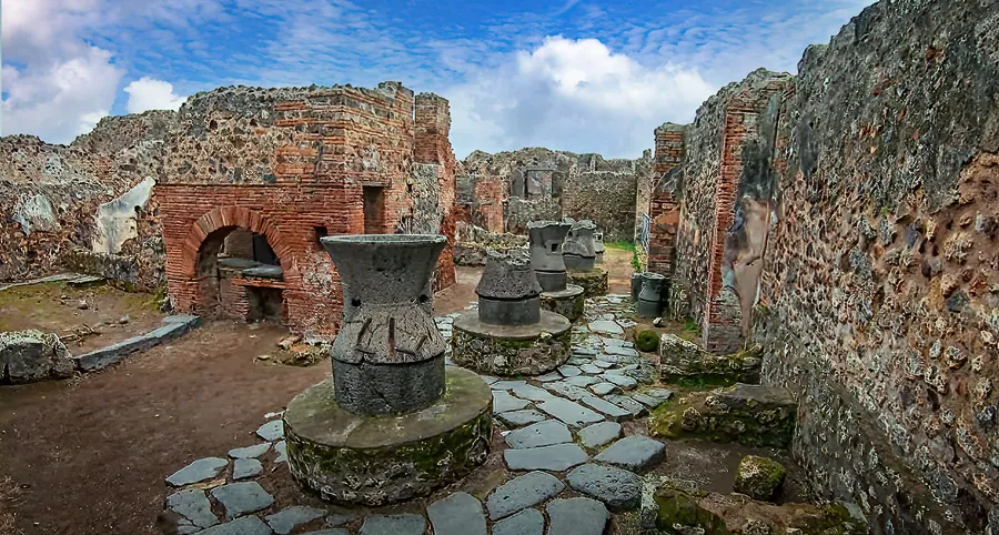 Brutăria lui Popidius Priscus, cu morile de măcinat, Pompei.
