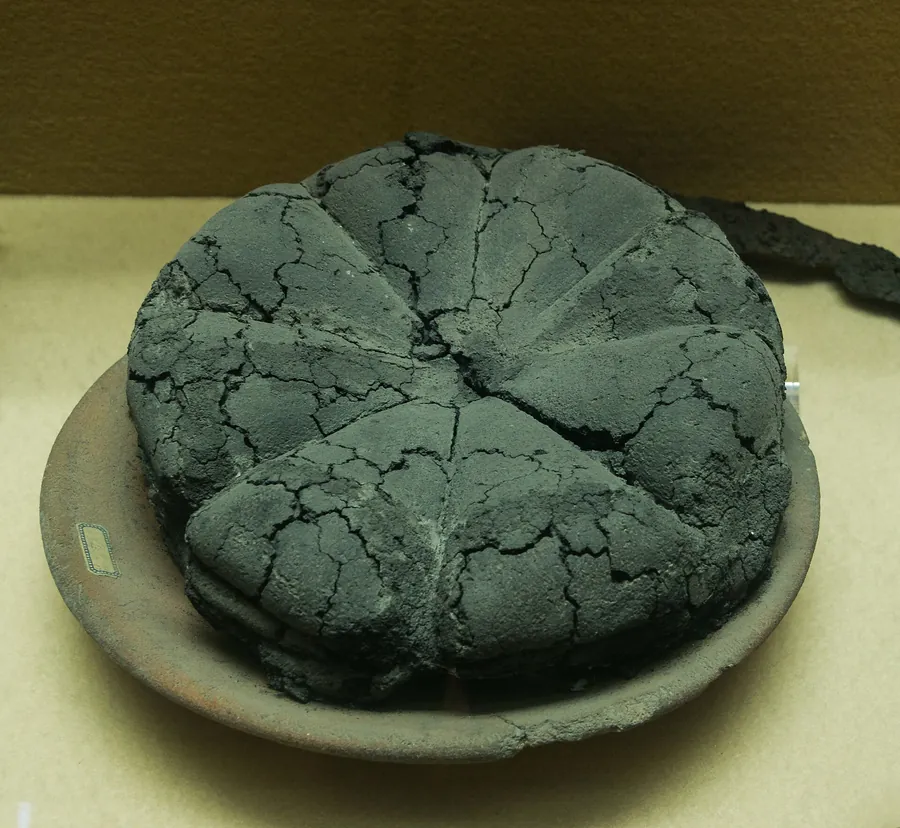 Panis quadratus carbonizat, crestat în opt, Boscoreale, muzeul MANN.